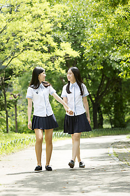 포토 JPG 주간 전신 학생 공원 여자 교복 청소년 고등학생 함께함 서기 웃음 사람 동양인 야외 두명 앞모습 10대 친구 마주보기 걷기 손잡기 산책 한국인 입학 여자만 십대만 십대여자만 국내포토 자연요소 옷 공공시설 교육 뷰포인트 컨셉 관계 모션 휴식 표정 인종 파일형식