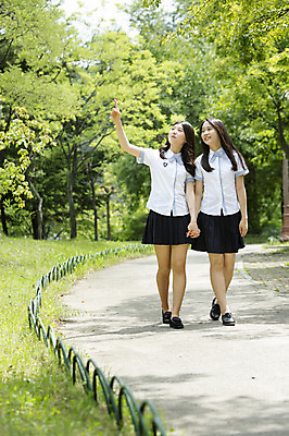 포토 JPG 주간 전신 학생 공원 여자 교복 청소년 고등학생 함께함 서기 웃음 사람 동양인 손짓 야외 두명 앞모습 10대 친구 걷기 손잡기 산책 한국인 가리킴 입학 여자만 십대만 십대여자만 국내포토 자연요소 옷 공공시설 교육 뷰포인트 컨셉 관계 모션 휴식 표정 인종 파일형식