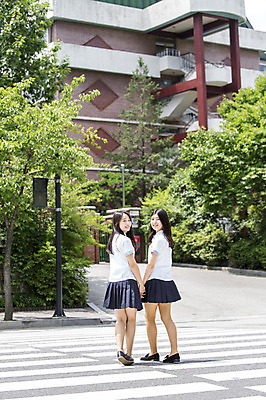 포토 JPG 주간 전신 학생 여자 교복 학교 청소년 고등학생 함께함 고등학교 서기 웃음 사람 동양인 야외 두명 뒷모습 10대 친구 손잡기 한국인 뒤돌아보기 횡단보도 입학 여자만 십대만 십대여자만 국내포토 자연요소 옷 교육 뷰포인트 컨셉 관계 모션 표정 인종 보행로 파일형식