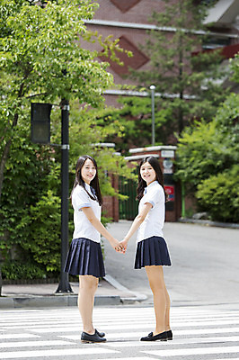 포토 JPG 주간 전신 학생 여자 교복 학교 청소년 고등학생 함께함 고등학교 서기 웃음 사람 동양인 야외 두명 옆모습 10대 친구 손잡기 한국인 횡단보도 입학 여자만 십대만 십대여자만 국내포토 자연요소 옷 교육 뷰포인트 컨셉 관계 모션 표정 인종 보행로 파일형식