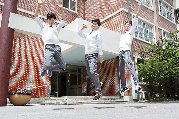 포토 JPG 주간 전신 학생 남자 교복 학교 모션 청소년 고등학생 함께함 고등학교 웃음 사람 동양인 야외 10대 세명 친구 점프 한국인 입학 남자만 십대만 십대남자만 국내포토 자연요소 옷 교육 컨셉 관계 표정 인종 파일형식