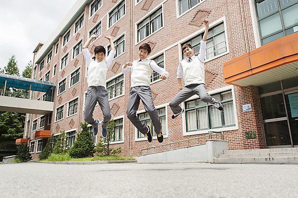 포토 JPG 주간 전신 학생 남자 교복 학교 모션 청소년 고등학생 함께함 고등학교 웃음 사람 동양인 야외 10대 세명 친구 점프 한국인 입학 남자만 십대만 십대남자만 국내포토 자연요소 옷 교육 컨셉 관계 표정 인종 파일형식
