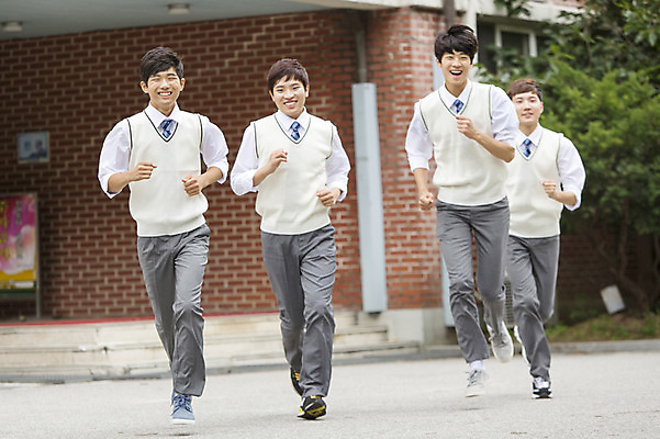 포토 JPG 주간 전신 학생 남자 교복 학교 청소년 고등학생 함께함 고등학교 웃음 사람 동양인 여러명 야외 앞모습 10대 친구 달리기 한국인 입학 남자만 십대만 십대남자만 국내포토 자연요소 옷 교육 뷰포인트 다수 컨셉 관계 모션 표정 인종 파일형식