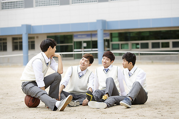 포토 JPG 주간 전신 학생 남자 교복 학교 청소년 고등학생 함께함 고등학교 웃음 사람 앉기 동양인 여러명 야외 10대 친구 운동장 한국인 남자만 십대만 십대남자만 국내포토 자연요소 옷 교육 다수 컨셉 스포츠시설 관계 모션 표정 인종 공간 파일형식