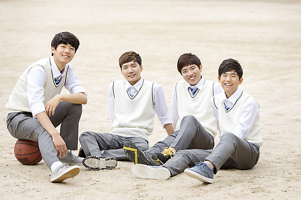 포토 JPG 주간 전신 학생 남자 교복 학교 청소년 고등학생 함께함 고등학교 웃음 사람 앉기 동양인 여러명 야외 10대 친구 운동장 한국인 남자만 십대만 십대남자만 국내포토 자연요소 옷 교육 다수 컨셉 스포츠시설 관계 모션 표정 인종 공간 파일형식