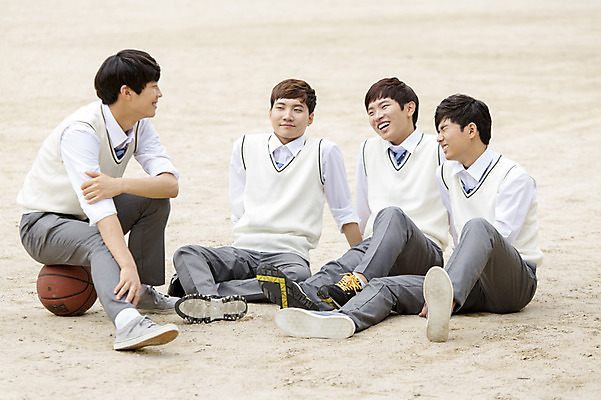 포토 JPG 주간 전신 학생 남자 교복 학교 청소년 고등학생 함께함 고등학교 웃음 사람 앉기 동양인 여러명 야외 10대 친구 운동장 한국인 남자만 십대만 십대남자만 국내포토 자연요소 옷 교육 다수 컨셉 스포츠시설 관계 모션 표정 인종 공간 파일형식