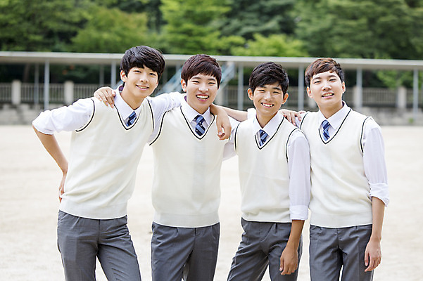 포토 JPG 주간 학생 남자 교복 학교 청소년 고등학생 어깨동무 함께함 고등학교 서기 웃음 사람 동양인 여러명 상반신 야외 앞모습 10대 친구 운동장 한국인 남자만 십대만 십대남자만 국내포토 자연요소 옷 교육 뷰포인트 포즈 다수 컨셉 스포츠시설 관계 모션 표정 인종 공간 파일형식