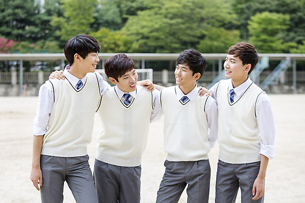 포토 JPG 주간 학생 남자 교복 학교 청소년 고등학생 어깨동무 함께함 고등학교 서기 웃음 사람 동양인 여러명 상반신 야외 10대 친구 운동장 한국인 남자만 십대만 십대남자만 국내포토 자연요소 옷 교육 포즈 다수 컨셉 스포츠시설 관계 모션 표정 인종 공간 파일형식
