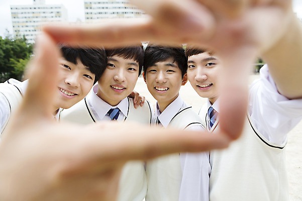 포토 JPG 주간 학생 남자 교복 청소년 고등학생 웃음 사람 동양인 손짓 여러명 상반신 야외 10대 친구 한국인 남자만 십대만 십대남자만 국내포토 자연요소 옷 다수 관계 모션 표정 인종 파일형식