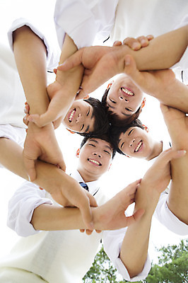 포토 JPG 주간 학생 남자 로우앵글 청소년 고등학생 웃음 사람 동양인 여러명 상반신 야외 10대 친구 손잡기 한국인 남자만 십대만 십대남자만 국내포토 자연요소 뷰포인트 다수 관계 모션 표정 인종 파일형식