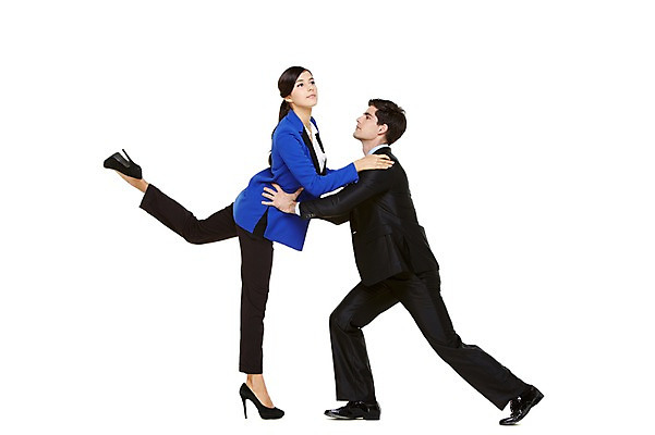 포토 JPG 스튜디오촬영 전신 서양인 외국인 백인 해외기획촬영 여자 남자 2013년태국 허리손 비즈니스 모션 실내 사람 정장 20대 청년 성인 두명 옆모습 손들기 활발 춤 직장인 비즈니스맨 비즈니스우먼 구부린 활기 다리들기 청년만 성인만 국내포토 직업 옷 뷰포인트 포즈 컨셉 문화예술 인종 내부 파일형식