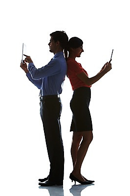 포토 JPG 스튜디오촬영 전신 서양인 외국인 백인 해외기획촬영 응시 여자 남자 실루엣 2013년태국 비즈니스 모션 실내 서기 사람 정장 20대 청년 성인 두명 옆모습 태블릿 등맞대기 웹서핑 직장인 비즈니스맨 비즈니스우먼 역광 청년만 성인만 국내포토 직업 시선 옷 뷰포인트 촬영기법 인종 내부 전자제품 스마트기기 파일형식