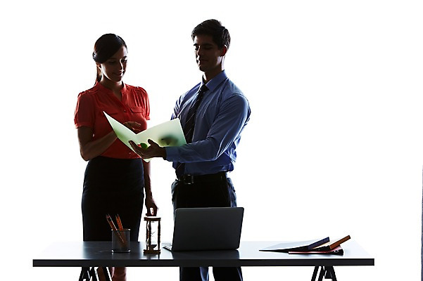 포토 JPG 스튜디오촬영 서양인 외국인 백인 해외기획촬영 여자 남자 실루엣 2013년태국 비즈니스 모션 실내 서기 들기 사람 정장 상반신 20대 청년 성인 두명 앞모습 노트북 직장인 비즈니스맨 비즈니스우먼 모래시계 문서 역광 청년만 성인만 국내포토 직업 옷 모래 뷰포인트 시계 촬영기법 인종 내부 전자제품 파일형식