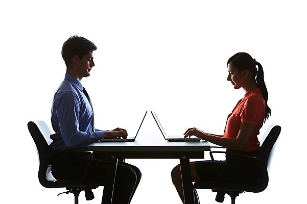 포토 JPG 스튜디오촬영 서양인 외국인 백인 해외기획촬영 여자 남자 실루엣 2013년태국 비즈니스 모션 실내 사람 앉기 정장 상반신 20대 청년 성인 두명 옆모습 노트북 직장인 비즈니스맨 비즈니스우먼 책상 역광 청년만 성인만 국내포토 직업 옷 뷰포인트 가구 촬영기법 인종 내부 전자제품 파일형식