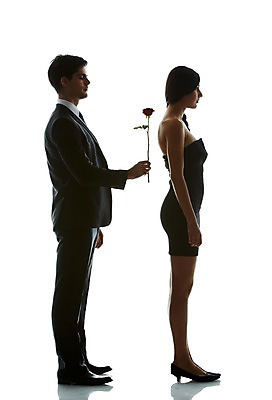 포토 JPG 스튜디오촬영 전신 서양인 외국인 백인 해외기획촬영 커플 여자 남자 실루엣 2013년태국 데이트 모션 실내 서기 사람 정장 20대 청년 성인 두명 옆모습 장미 주기 역광 청년만 성인만 국내포토 옷 꽃 뷰포인트 관계 촬영기법 인종 내부 파일형식