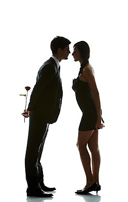 포토 JPG 스튜디오촬영 전신 서양인 외국인 백인 해외기획촬영 커플 여자 남자 실루엣 2013년태국 데이트 모션 실내 서기 사람 정장 20대 청년 성인 두명 옆모습 장미 직장인 역광 청년만 성인만 국내포토 직업 옷 꽃 뷰포인트 관계 촬영기법 인종 내부 파일형식