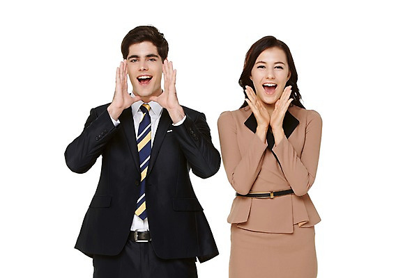 포토 JPG 스튜디오촬영 서양인 외국인 백인 해외기획촬영 여자 남자 행복 2013년태국 비즈니스 모션 함께함 실내 서기 미소 사람 정장 손짓 상반신 20대 청년 성인 두명 앞모습 다정 외침 직장인 비즈니스맨 비즈니스우먼 청년만 성인만 국내포토 직업 옷 감정 뷰포인트 컨셉 표정 인종 내부 소리 파일형식