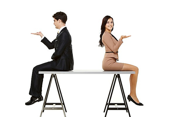 포토 JPG 스튜디오촬영 전신 서양인 외국인 백인 해외기획촬영 여자 남자 행복 2013년태국 비즈니스 모션 탁자 함께함 실내 사람 앉기 정장 손짓 20대 청년 성인 두명 옆모습 다정 직장인 비즈니스맨 비즈니스우먼 청년만 성인만 국내포토 직업 옷 감정 뷰포인트 가구 컨셉 인종 내부 파일형식