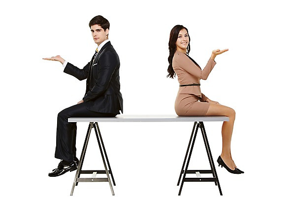 포토 JPG 스튜디오촬영 전신 서양인 외국인 백인 해외기획촬영 여자 남자 행복 2013년태국 비즈니스 모션 탁자 함께함 실내 사람 앉기 정장 손짓 20대 청년 성인 두명 옆모습 다정 직장인 비즈니스맨 비즈니스우먼 청년만 성인만 국내포토 직업 옷 감정 뷰포인트 가구 컨셉 인종 내부 파일형식