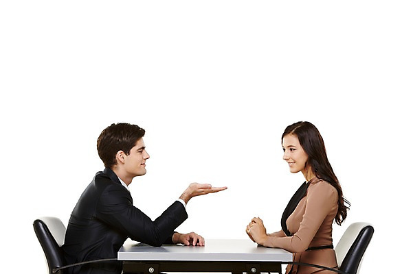 포토 JPG 스튜디오촬영 서양인 외국인 백인 해외기획촬영 여자 남자 행복 2013년태국 의자 비즈니스 모션 탁자 함께함 실내 대화 사람 앉기 정장 손짓 상반신 20대 청년 성인 두명 옆모습 다정 직장인 비즈니스맨 비즈니스우먼 청년만 성인만 국내포토 직업 옷 감정 뷰포인트 가구 컨셉 말하기 인종 내부 파일형식