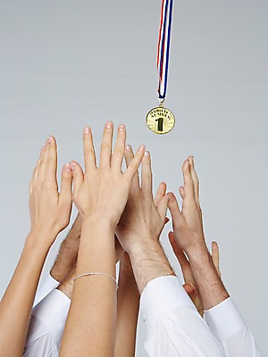 포토 JPG 스튜디오촬영 서양인 외국인 백인 해외기획촬영 손 여자 남자 2013년태국 다수 비즈니스 모션 협력 함께함 실내 사람 여러명 성인 30대 경쟁 잡기 직장인 비즈니스맨 비즈니스우먼 목표 계획 메달 장년만 성인만 국내포토 직업 컨셉 인종 내부 신체부위 장년 상_상패 파일형식