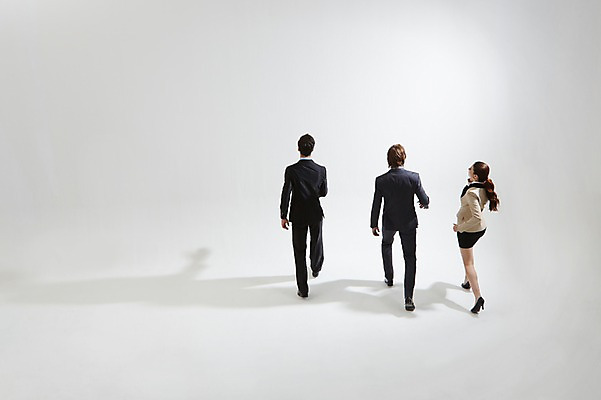포토 JPG 스튜디오촬영 전신 서양인 외국인 백인 해외기획촬영 여자 남자 2013년태국 다수 비즈니스 모션 협력 함께함 실내 사람 정장 20대 성인 뒷모습 세명 달리기 경쟁 직장인 비즈니스맨 비즈니스우먼 목표 계획 청년만 성인만 국내포토 직업 옷 뷰포인트 컨셉 인종 청년 내부 파일형식