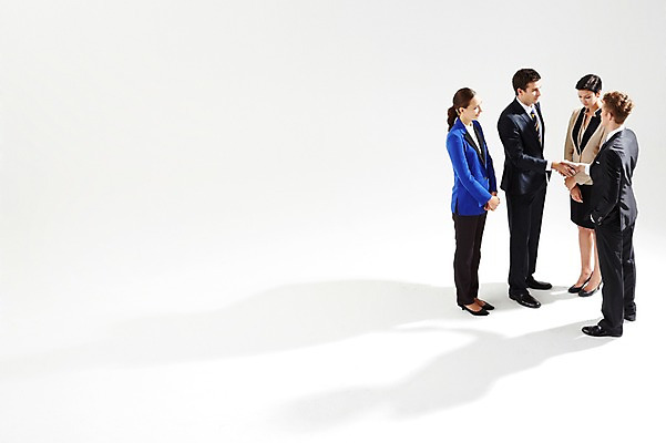 포토 JPG 스튜디오촬영 전신 서양인 외국인 백인 해외기획촬영 여자 남자 2013년태국 다수 비즈니스 모션 협력 악수 함께함 실내 서기 사람 정장 여러명 20대 성인 옆모습 마주보기 경쟁 직장인 비즈니스맨 비즈니스우먼 목표 계획 청년만 성인만 국내포토 직업 옷 뷰포인트 컨셉 인종 손짓 청년 내부 파일형식