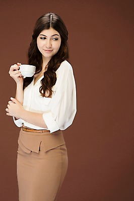 포토 JPG 스튜디오촬영 서양인 외국인 백인 해외기획촬영 우먼라이프 응시 여자 2013년태국 모션 실내 한명 서기 미소 들기 사람 정장 상반신 20대 성인 앞모습 커피잔 여자만 여자한명만 성인여자만 청년만 청년여자만 성인한명만 청년여자한명만 성인여자한명만 성인만 국내포토 1 라이프스타일 시선 옷 커피 뷰포인트 잔 표정 인종 청년 내부 파일형식