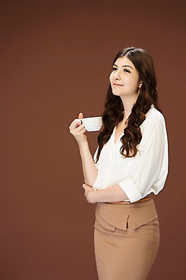 포토 JPG 스튜디오촬영 서양인 외국인 백인 해외기획촬영 우먼라이프 응시 여자 2013년태국 모션 실내 한명 서기 미소 들기 사람 정장 상반신 20대 성인 앞모습 커피잔 여자만 여자한명만 성인여자만 청년만 청년여자만 성인한명만 청년여자한명만 성인여자한명만 성인만 국내포토 1 라이프스타일 시선 옷 커피 뷰포인트 잔 표정 인종 청년 내부 파일형식