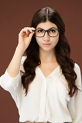 포토 JPG 스튜디오촬영 서양인 외국인 백인 해외기획촬영 우먼라이프 긴머리 여자 안경 2013년태국 모션 실내 한명 사람 정장 상반신 20대 성인 앞모습 잡기 여자만 여자한명만 성인여자만 청년만 청년여자만 성인한명만 청년여자한명만 성인여자한명만 성인만 국내포토 1 라이프스타일 헤어스타일 잡화 옷 뷰포인트 인종 청년 내부 파일형식