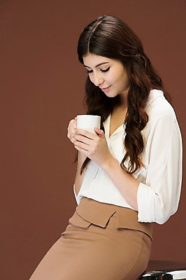 포토 JPG 스튜디오촬영 서양인 외국인 백인 해외기획촬영 우먼라이프 긴머리 여자 2013년태국 생각 모션 실내 한명 미소 들기 사람 앉기 정장 상반신 20대 성인 앞모습 커피잔 여자만 여자한명만 성인여자만 청년만 청년여자만 성인한명만 청년여자한명만 성인여자한명만 성인만 국내포토 1 라이프스타일 헤어스타일 옷 커피 뷰포인트 잔 표정 인종 청년 내부 파일형식