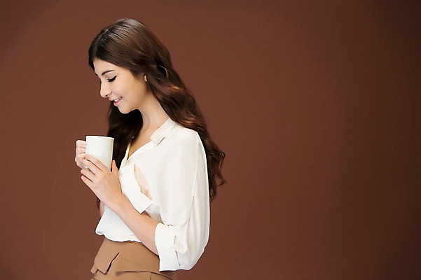 포토 JPG 스튜디오촬영 서양인 외국인 백인 해외기획촬영 우먼라이프 긴머리 여자 2013년태국 생각 모션 실내 한명 미소 들기 사람 정장 상반신 20대 성인 옆모습 커피잔 여자만 여자한명만 성인여자만 청년만 청년여자만 성인한명만 청년여자한명만 성인여자한명만 성인만 국내포토 1 라이프스타일 헤어스타일 옷 커피 뷰포인트 잔 표정 인종 청년 내부 파일형식