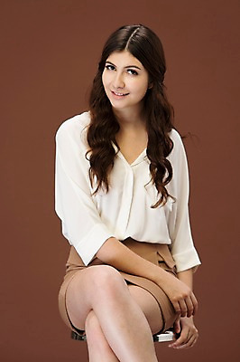 포토 JPG 스튜디오촬영 서양인 외국인 백인 해외기획촬영 우먼라이프 긴머리 여자 2013년태국 의자 모션 실내 한명 미소 사람 앉기 정장 상반신 20대 성인 앞모습 다리꼬기 여자만 여자한명만 성인여자만 청년만 청년여자만 성인한명만 청년여자한명만 성인여자한명만 성인만 국내포토 1 라이프스타일 헤어스타일 옷 뷰포인트 가구 표정 인종 청년 내부 파일형식