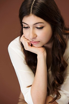 포토 JPG 스튜디오촬영 서양인 외국인 백인 해외기획촬영 우먼라이프 긴머리 여자 2013년태국 모션 실내 한명 사람 앉기 정장 상반신 20대 성인 앞모습 턱괴기 고민 여자만 여자한명만 성인여자만 청년만 청년여자만 성인한명만 청년여자한명만 성인여자한명만 성인만 국내포토 1 라이프스타일 헤어스타일 옷 감정 뷰포인트 인종 청년 내부 파일형식