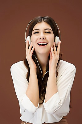 포토 JPG 스튜디오촬영 서양인 외국인 백인 해외기획촬영 우먼라이프 긴머리 여자 음악 2013년태국 모션 실내 한명 웃음 사람 정장 상반신 20대 성인 앞모습 헤드폰 듣기 여자만 여자한명만 성인여자만 청년만 청년여자만 성인한명만 청년여자한명만 성인여자한명만 성인만 국내포토 1 라이프스타일 헤어스타일 옷 뷰포인트 음향기기 문화예술 표정 인종 청년 내부 파일형식