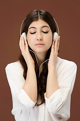 포토 JPG 스튜디오촬영 서양인 외국인 백인 해외기획촬영 우먼라이프 긴머리 여자 음악 2013년태국 모션 실내 한명 사람 정장 상반신 20대 성인 앞모습 눈감음 헤드폰 듣기 여자만 여자한명만 성인여자만 청년만 청년여자만 성인한명만 청년여자한명만 성인여자한명만 성인만 국내포토 1 라이프스타일 헤어스타일 옷 뷰포인트 음향기기 문화예술 인종 청년 내부 파일형식