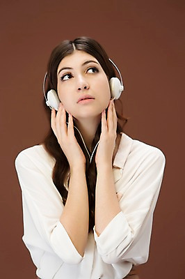 포토 JPG 스튜디오촬영 서양인 외국인 백인 해외기획촬영 우먼라이프 여자 음악 2013년태국 모션 실내 한명 사람 정장 상반신 20대 성인 앞모습 헤드폰 듣기 여자만 여자한명만 성인여자만 청년만 청년여자만 성인한명만 청년여자한명만 성인여자한명만 성인만 국내포토 1 라이프스타일 옷 뷰포인트 음향기기 문화예술 인종 청년 내부 파일형식