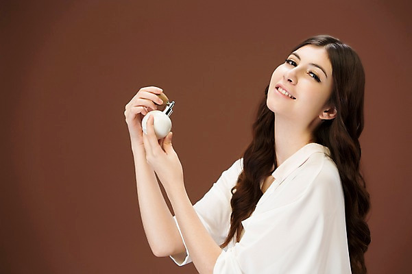 포토 JPG 스튜디오촬영 서양인 외국인 백인 해외기획촬영 우먼라이프 긴머리 여자 2013년태국 모션 실내 한명 미소 사람 정장 상반신 20대 성인 옆모습 뿌리기 향수 여자만 여자한명만 성인여자만 청년만 청년여자만 성인한명만 청년여자한명만 성인여자한명만 성인만 국내포토 1 라이프스타일 헤어스타일 옷 뷰포인트 표정 인종 청년 내부 화장품 파일형식