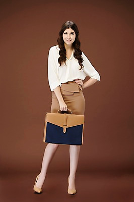 포토 JPG 스튜디오촬영 전신 서양인 외국인 백인 해외기획촬영 우먼라이프 여자 2013년태국 허리손 가방 모션 실내 한명 서기 미소 들기 사람 정장 20대 성인 앞모습 여자만 여자한명만 성인여자만 청년만 청년여자만 성인한명만 청년여자한명만 성인여자한명만 성인만 국내포토 1 라이프스타일 잡화 옷 뷰포인트 포즈 표정 인종 청년 내부 파일형식