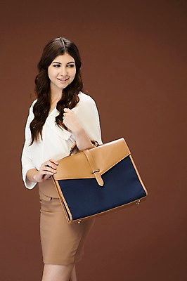 포토 JPG 스튜디오촬영 서양인 외국인 백인 해외기획촬영 우먼라이프 긴머리 여자 2013년태국 가방 모션 실내 한명 서기 미소 들기 사람 정장 상반신 20대 성인 앞모습 여자만 여자한명만 성인여자만 청년만 청년여자만 성인한명만 청년여자한명만 성인여자한명만 성인만 국내포토 1 라이프스타일 헤어스타일 잡화 옷 뷰포인트 표정 인종 청년 내부 파일형식