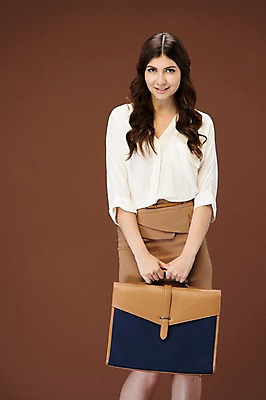 포토 JPG 스튜디오촬영 서양인 외국인 백인 해외기획촬영 우먼라이프 긴머리 여자 2013년태국 가방 모션 실내 한명 서기 미소 들기 사람 정장 상반신 20대 성인 앞모습 여자만 여자한명만 성인여자만 청년만 청년여자만 성인한명만 청년여자한명만 성인여자한명만 성인만 국내포토 1 라이프스타일 헤어스타일 잡화 옷 뷰포인트 표정 인종 청년 내부 파일형식