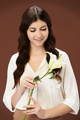 포토 JPG 스튜디오촬영 서양인 외국인 백인 해외기획촬영 우먼라이프 긴머리 여자 꽃 2013년태국 모션 실내 한명 미소 들기 사람 정장 상반신 20대 성인 앞모습 백합 여자만 여자한명만 성인여자만 청년만 청년여자만 성인한명만 청년여자한명만 성인여자한명만 성인만 국내포토 식물 1 라이프스타일 헤어스타일 옷 뷰포인트 표정 인종 청년 내부 파일형식