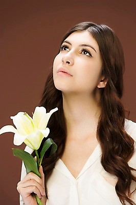 포토 JPG 스튜디오촬영 서양인 외국인 백인 해외기획촬영 우먼라이프 긴머리 응시 여자 꽃 2013년태국 모션 실내 한명 서기 미소 들기 사람 정장 상반신 20대 성인 앞모습 백합 여자만 여자한명만 성인여자만 청년만 청년여자만 성인한명만 청년여자한명만 성인여자한명만 성인만 국내포토 식물 1 라이프스타일 헤어스타일 시선 옷 뷰포인트 표정 인종 청년 내부 파일형식