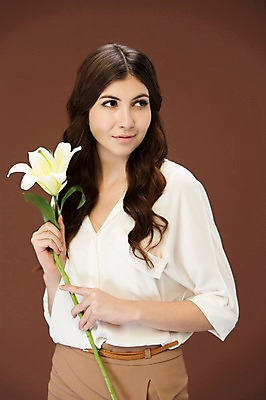 포토 JPG 스튜디오촬영 서양인 외국인 백인 해외기획촬영 우먼라이프 긴머리 여자 꽃 2013년태국 모션 실내 한명 서기 미소 들기 사람 정장 상반신 20대 성인 앞모습 백합 여자만 여자한명만 성인여자만 청년만 청년여자만 성인한명만 청년여자한명만 성인여자한명만 성인만 국내포토 식물 1 라이프스타일 헤어스타일 옷 뷰포인트 표정 인종 청년 내부 파일형식