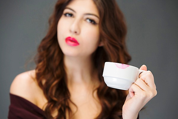 포토 JPG 스튜디오촬영 서양인 외국인 백인 해외기획촬영 우먼라이프 여자 2013년태국 모션 실내 한명 들기 사람 상반신 20대 성인 앞모습 섹시 립스틱 커피잔 유혹 묻은 여자만 여자한명만 성인여자만 청년만 청년여자만 성인한명만 청년여자한명만 성인여자한명만 성인만 국내포토 1 라이프스타일 커피 뷰포인트 컨셉 잔 인종 청년 내부 화장품 파일형식