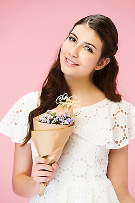 포토 JPG 스튜디오촬영 서양인 외국인 백인 해외기획촬영 우먼라이프 여자 2013년태국 꽃다발 모션 실내 한명 서기 미소 들기 사람 상반신 20대 성인 앞모습 수줍음 여자만 여자한명만 성인여자만 청년만 청년여자만 성인한명만 청년여자한명만 성인여자한명만 성인만 국내포토 1 라이프스타일 꽃 감정 뷰포인트 표정 인종 청년 내부 파일형식