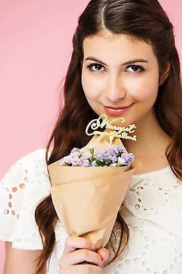 포토 JPG 스튜디오촬영 서양인 외국인 백인 해외기획촬영 우먼라이프 여자 2013년태국 꽃다발 모션 실내 한명 서기 미소 들기 사람 상반신 20대 성인 앞모습 수줍음 여자만 여자한명만 성인여자만 청년만 청년여자만 성인한명만 청년여자한명만 성인여자한명만 성인만 국내포토 1 라이프스타일 꽃 감정 뷰포인트 표정 인종 청년 내부 파일형식