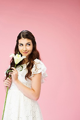 포토 JPG 스튜디오촬영 서양인 외국인 백인 해외기획촬영 우먼라이프 여자 꽃 2013년태국 모션 실내 한명 서기 미소 들기 사람 상반신 20대 성인 앞모습 백합 수줍음 여자만 여자한명만 성인여자만 청년만 청년여자만 성인한명만 청년여자한명만 성인여자한명만 성인만 국내포토 식물 1 라이프스타일 감정 뷰포인트 표정 인종 청년 내부 파일형식