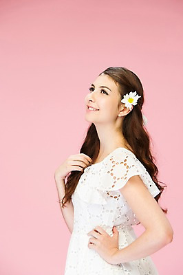 포토 JPG 스튜디오촬영 서양인 외국인 백인 해외기획촬영 우먼라이프 응시 여자 꽃 2013년태국 모션 실내 한명 서기 미소 사람 상반신 20대 성인 옆모습 수줍음 꽂음 여자만 여자한명만 성인여자만 청년만 청년여자만 성인한명만 청년여자한명만 성인여자한명만 성인만 국내포토 식물 1 라이프스타일 시선 감정 뷰포인트 표정 인종 청년 내부 파일형식