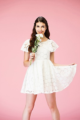 포토 JPG 스튜디오촬영 서양인 외국인 백인 해외기획촬영 우먼라이프 여자 꽃 2013년태국 모션 실내 한명 서기 미소 들기 사람 상반신 20대 성인 앞모습 귀여움 수줍음 여자만 여자한명만 성인여자만 청년만 청년여자만 성인한명만 청년여자한명만 성인여자한명만 성인만 국내포토 식물 1 라이프스타일 감정 뷰포인트 컨셉 표정 인종 청년 내부 파일형식